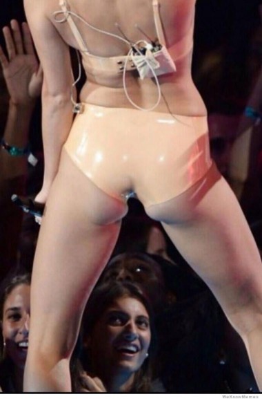 miley-cyrus-flat-ass-vma1