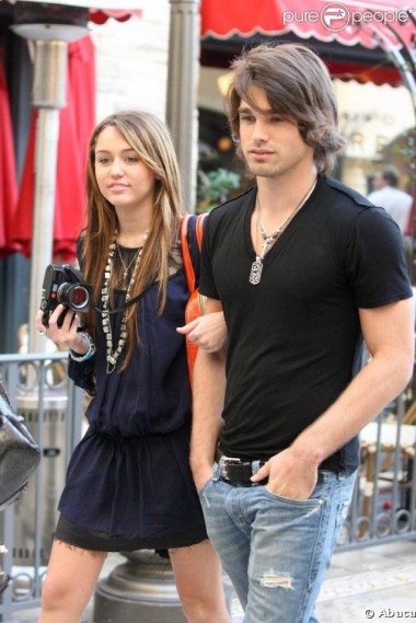 229155-miley-cyrus-et-son-ex-boyfriend-justin-637x0-2